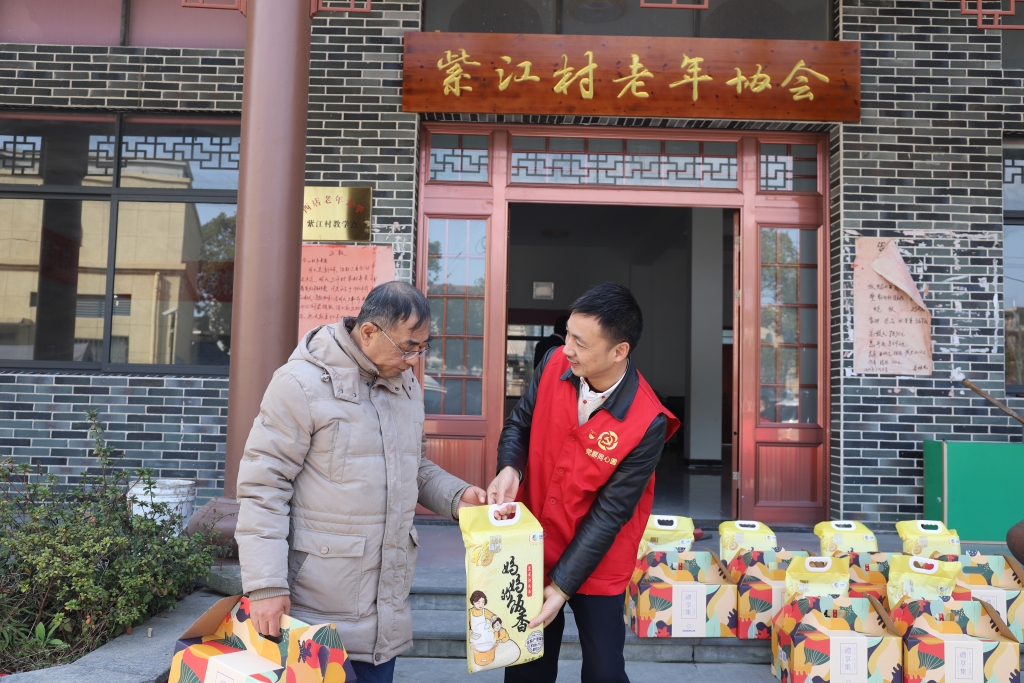 暖春意，，，，，，敬老情-122cc太阳集成游戏多年坚持慰问孤寡老人